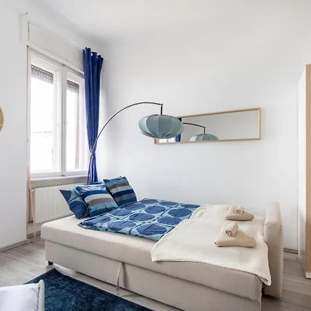 Vibrant Neighborhood Vibes Apartman *
