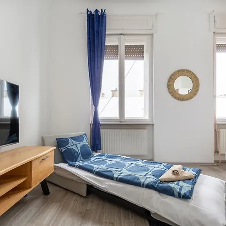 Apartman Vibrant Neighborhood Vibes *